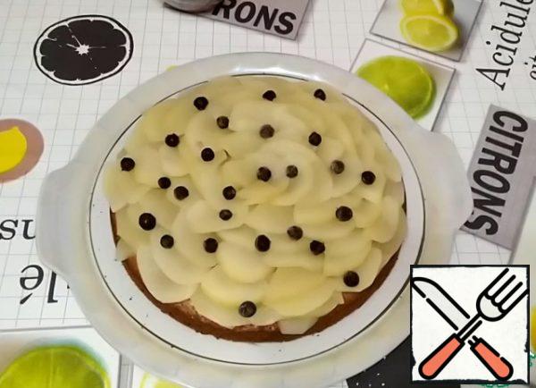 On the cake, we spread the cooled plates of pears in the form of tiles.
Decorate the top with blueberries.