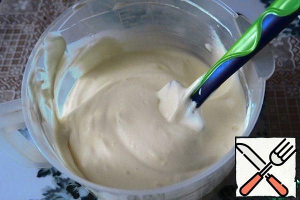 Add 1 whole egg and 3 egg yolks to the flour and mix. Then pour in the milk and mix again. Pour in 15 grams of lemon juice, add the zest. And mix again.