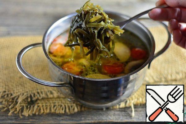 Then add the sea cabbage to the soup (here you need to choose a cabbage salad, high-quality, delicious). Bring the soup to a boil and you're done!