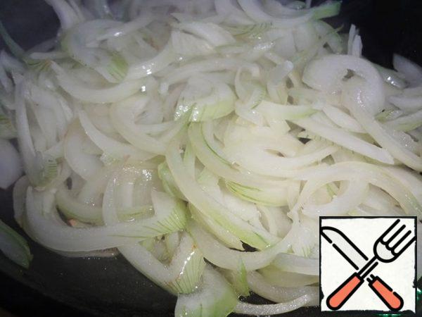 Cut the onion into half rings, fry it in a mixture of olive and butter. 5 minutes after the start of frying, add sugar and balsamic vinegar. Fry until golden brown.