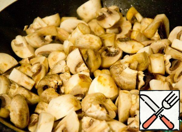 Chop the mushrooms coarsely and fry in oil, over high heat. So they do not have time to give the juice and remain juicy.
Add salt at the very end.