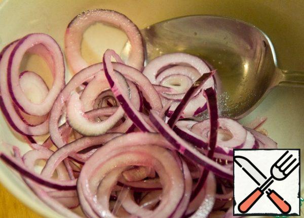 Cut the onion into thin rings, sprinkle with vinegar and let stand for a while.
