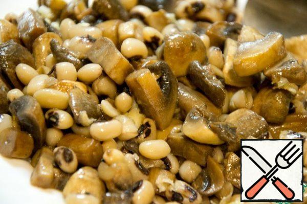 Mix mushrooms, beans, crushed garlic and a little cold-pressed vegetable oil.