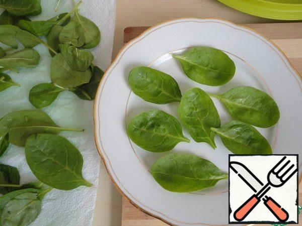 Wash the spinach and dry it on a paper towel. Set aside a little for decoration.