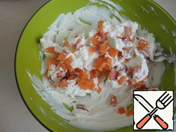 Mix cottage cheese with salmon.