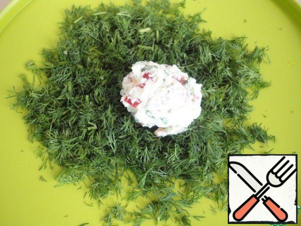 The size of the ball depends only on your desire. Form the balls using an ice cream spoon (for large ones) or two teaspoons (for small ones). Place on finely chopped dill and gently roll.