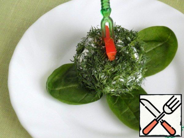 Put each ball on a spinach leaf and garnish with a slice of bell pepper.
Place on a plate and garnish with spinach leaves.