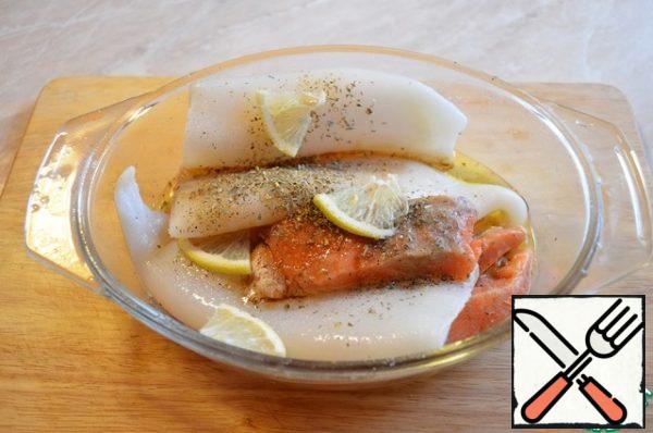 Remove the skin from the salmon steak and divide it into two parts.
Marinate the squid and salmon in a marinade of olive oil, herbs of Provence, balsamic vinegar, white wine vinegar, lemon juice, sugar and salt for exactly 1 hour.