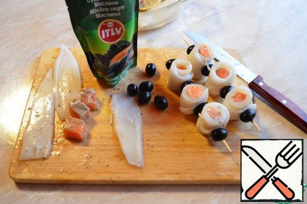 Cut the squid into 4 pieces ( to get 4 long strips from each squid). Cut the salmon into small cubes. Roll the squid and salmon into a roll, string on a skewer, alternating raspberries with a roll.