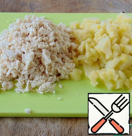 Cut the boiled potatoes into cubes, finely chop the breast.