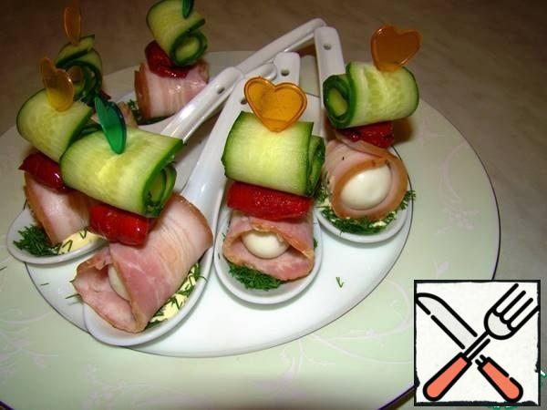 The quail egg is wrapped in bacon, the cucumber is wrapped in a tube and the tomato is bent in half. We pin everything on a toothpick or skewer. Carefully place on a bed of mayonnaise and dill.