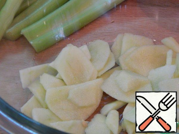 Cook the quinoa and let it cool. Meanwhile, peel the apples and cut them into slices. Sprinkle with lemon juice.
