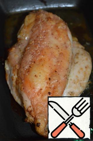 Add salt and pepper to the chicken fillet and bake in the oven until tender.