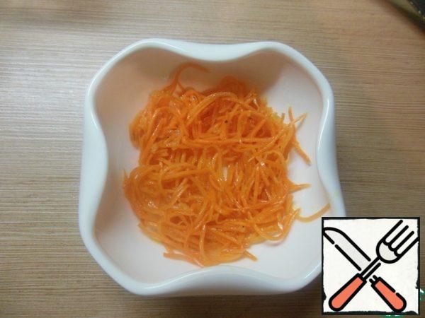 In a large salad bowl, or in portioned salad bowls, we spread the first layer of carrots in Korean.
