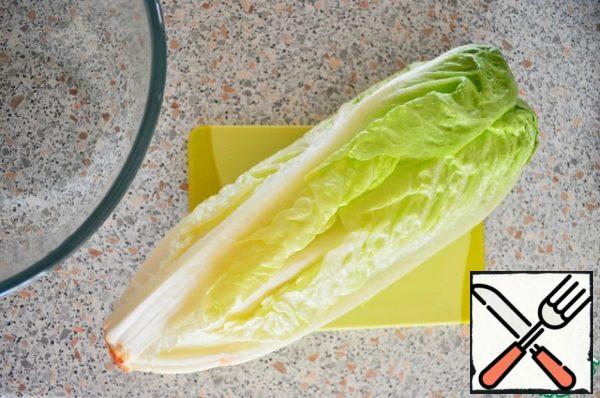 We wash the salad well and cut it.
