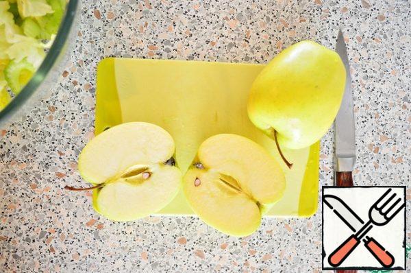 Wash the apples and remove the core. Cut into cubes.