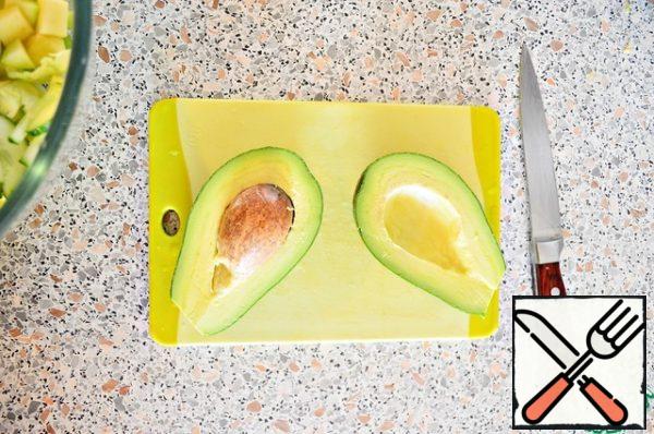 Wash, clean, remove the bone from the avocado, Cut into cubes.