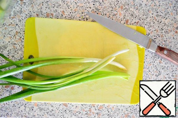 Wash the green onions and chop them.