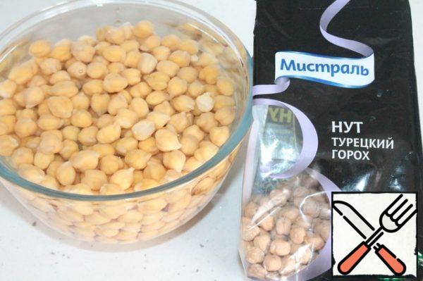 Soak the chickpeas in cold water for at least 4 hours. It is best to do this at night, periodically changing the water. Chickpeas, it is beautiful both in taste and in shape, does not boil. After soaking, fill the chickpeas with cold water, put them on the fire and cook for 10 minutes. on high heat and 50 min. on low heat. Ready chickpeas are washed under cold water.