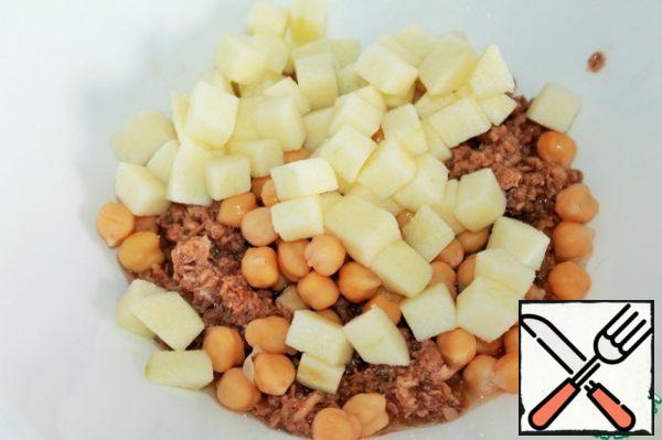 In a salad bowl, combine chickpeas, tuna and apples. Add salt and pepper to taste. We fill it with olive oil, I had tuna in oil, so I did not add oil and salt.