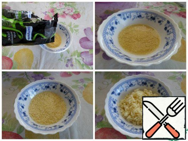 We prepare couscous according to the recommendations on the package.