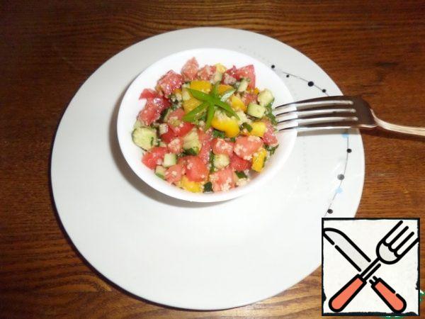 It remains to serve our salad.