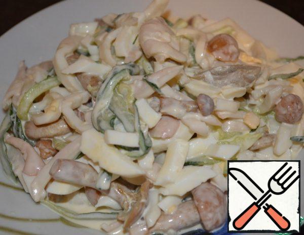 I take out the squid and cut them into thin strips and add them to the salad. Then add the onion chopped into thin half rings and washed in cold water. Fill everything with mayonnaise to your taste.