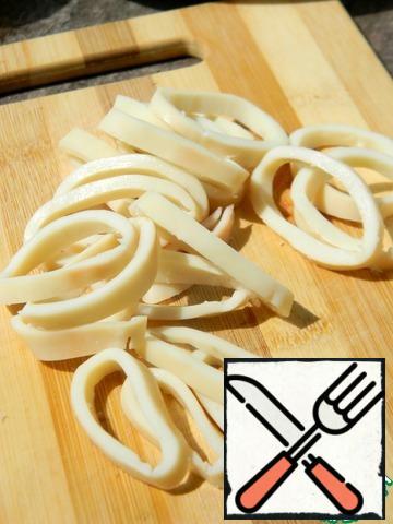 Cut the squid into rings.