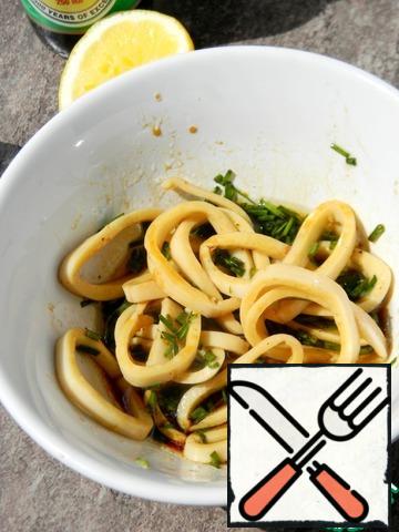 Put the squid rings in the marinade and put them aside for 10-15 minutes.