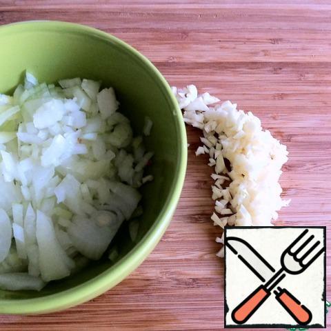 Peel the onion and garlic and finely chop.