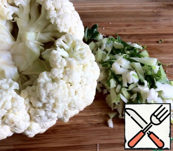 Remove the leaves and part of the stem from the cabbage. Do not remove the entire stem, otherwise the fork will fall apart. Chop the leaves and stem.