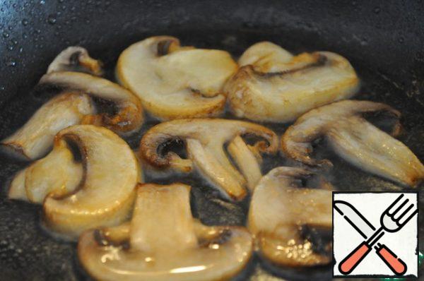 Mushrooms thinly cut and quickly fry in a hot frying pan. I'll put it on a serving plate.