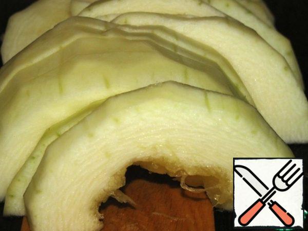 Peel and core the zucchini, cut into half rings and add salt.