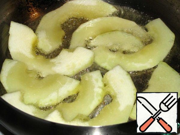In a frying pan, heat the vegetable oil, and fry the pieces on high heat for 3-4 minutes on each side, until a light blush appears. At the same time, turn on the oven to heat up to a temperature of 180 * C.