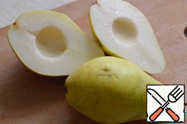 Wash the pear. cut into 2 pieces, remove the core. Cut each half into 2 pieces.