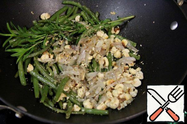 Then add the garlic powder, lemon zest, salt and pepper to taste, nuts. Mix it up. Put a sprig of tarragon on top, close the lid and let it sweat a little more, about 1-2 minutes. Serve immediately, hot.