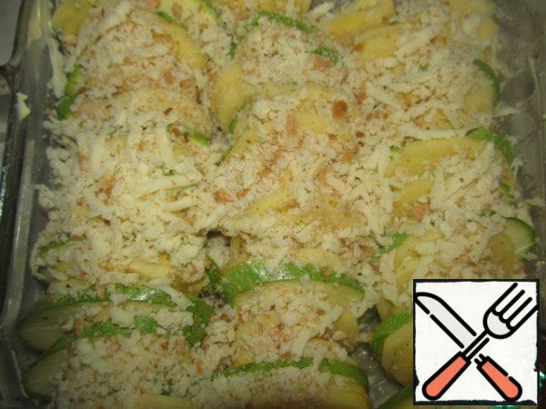 Grate the cheese and bread, mix the bread crumbs and grated cheese, sprinkle liberally, and put the vegetables on top.