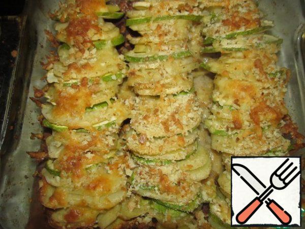 Preheat the oven to 200 degrees and bake the gratin until it has a nice and fragrant crust.
Serve it with fresh vegetables and salads.