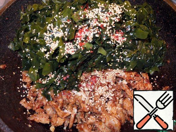 Combine the fried meat, seaweed, sesame seeds, season (soy sauce, ground coriander, hot pepper and paprika, black pepper, a whisper of sugar and crushed garlic). If desired, add your favorite greens. Stir and let stand.
Similarly, a salad without meat is prepared. You can replace the fried meat with boiled and chopped eggs.