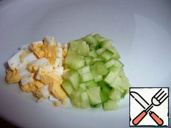 Peel the cucumber and cut it into small cubes.