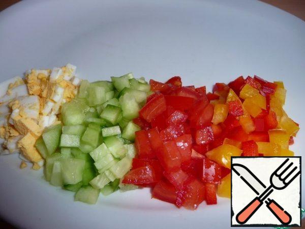 Remove the seeds from the tomato and cut into small cubes.