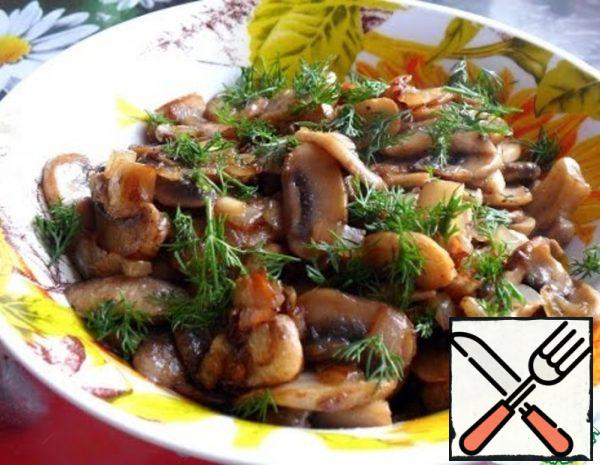 Add the onion.
When the mushrooms are almost ready, add salt and pepper. Stir well.
If desired, sprinkle the mushrooms with herbs.