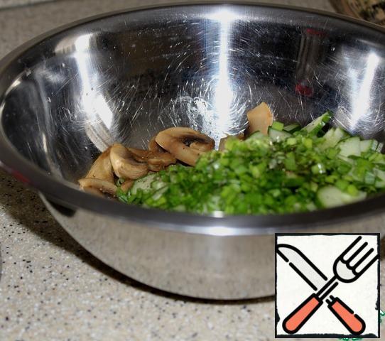 Mix the sliced cucumbers, fried mushrooms and green onions in a bowl, add a tablespoon of soy sauce, pepper. Mix, if necessary, adjust the taste with pepper and sauce.
