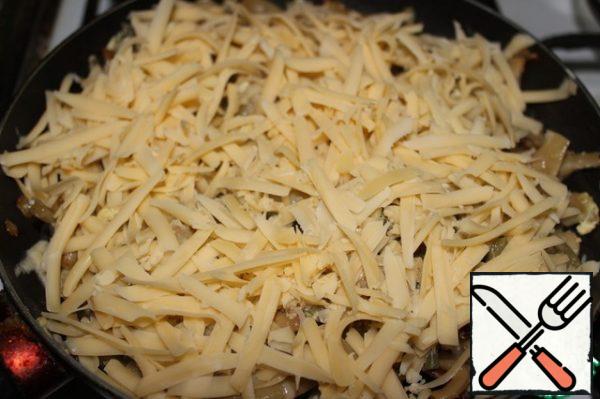 Fill the beans with grated cheese and cover with a lid for 2-3 minutes.