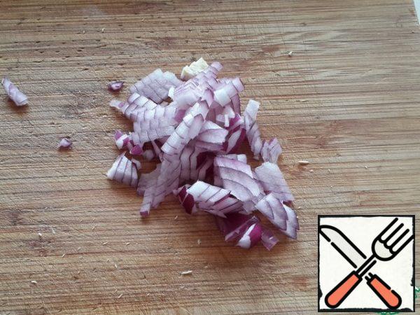 Also chop the red onion finely.
