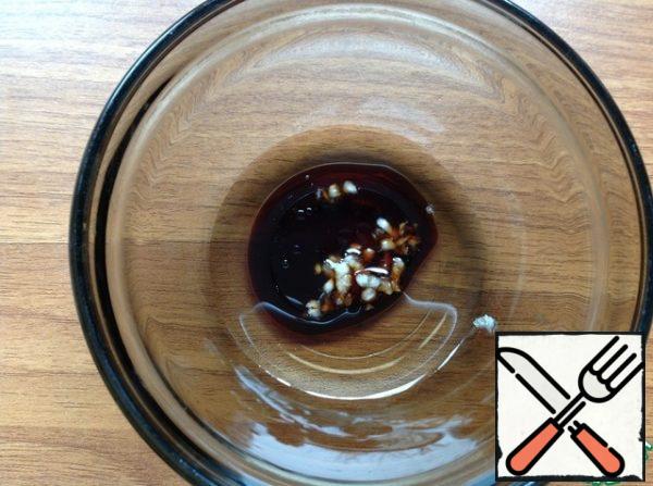 In a bowl, we make a dressing: mix the oil, soy sauce and garlic, passed through the press. Mix and pour the dressing into the salad. Mix the salad.
