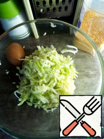 Grate the zucchini on a coarse grater.
