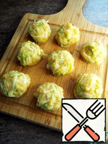 Make small balls from the zucchini mass.