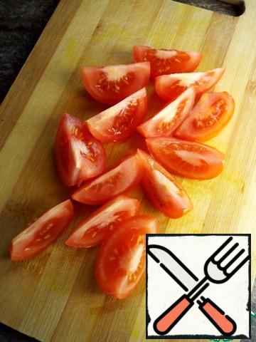 Cut the tomatoes into slices.