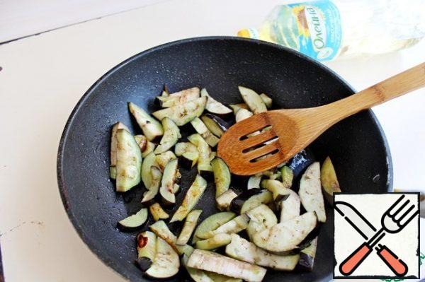 Cut the eggplant into cubes and fry in vegetable oil until half cooked.
